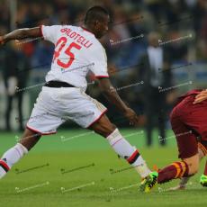 Balotelli Nainggolan_0084